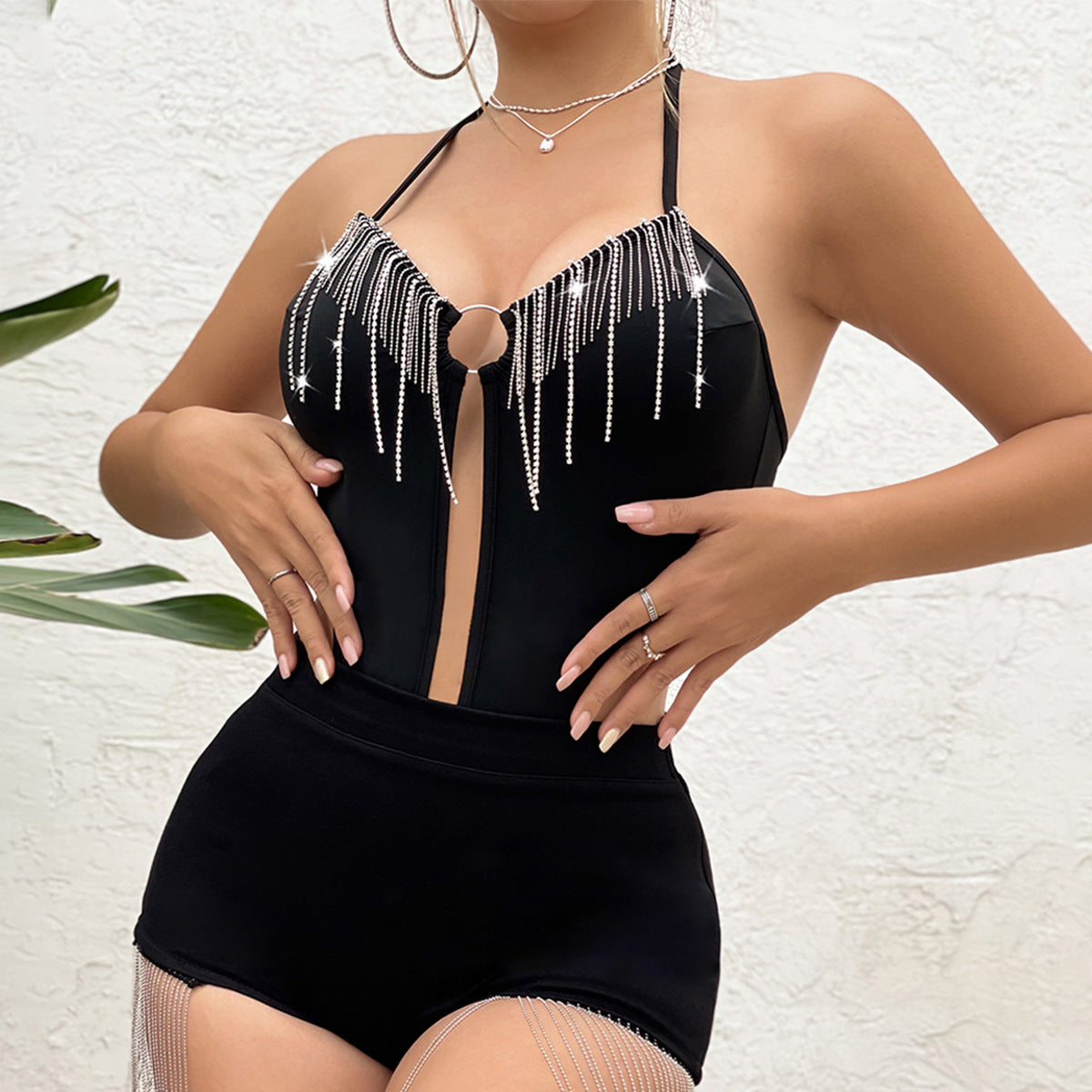Body dos nu à lacets et chaîne en diamant avec pompon et nombril ajouré