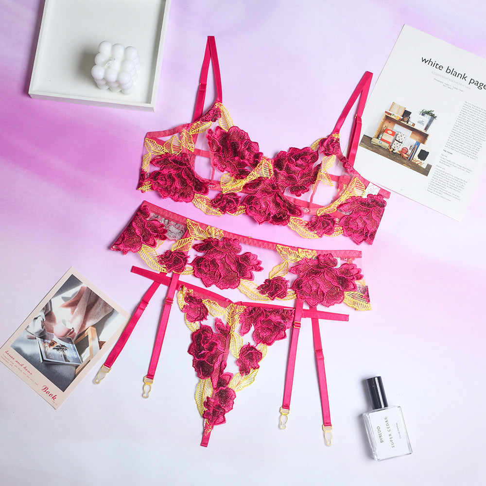 Conjunto sexy de tres piezas bordado con hojas de rosas florales grandes, costura, liga de lencería sexy de año rojo
