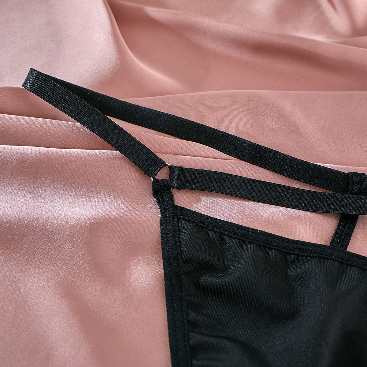 Conjunto de tres piezas de lencería con anillo de acero y tirantes huecos con faja