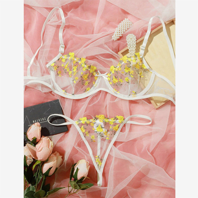 Conjunto de lencería con bordado floral