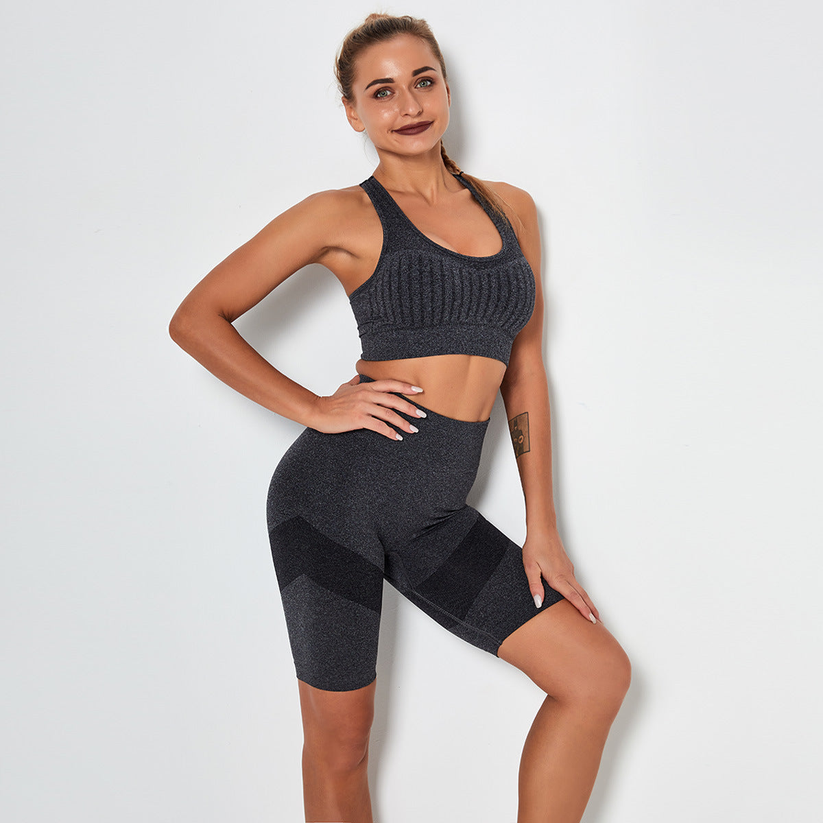 Conjunto de yoga con sujetador y pantalones cortos transpirables sexy de punto sin costuras