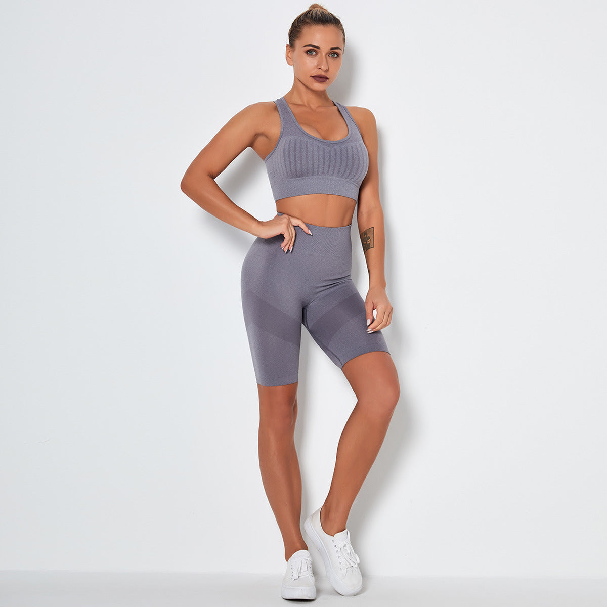 Conjunto de yoga con sujetador y pantalones cortos transpirables sexy de punto sin costuras