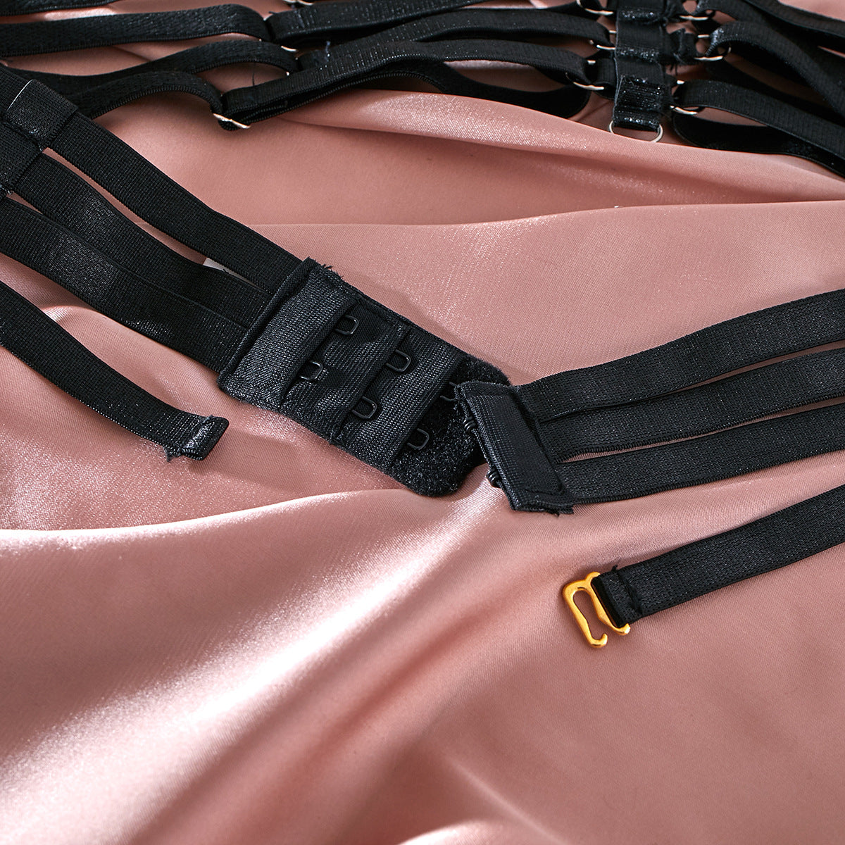 Conjunto de tres piezas de lencería con anillo de acero y tirantes huecos con faja