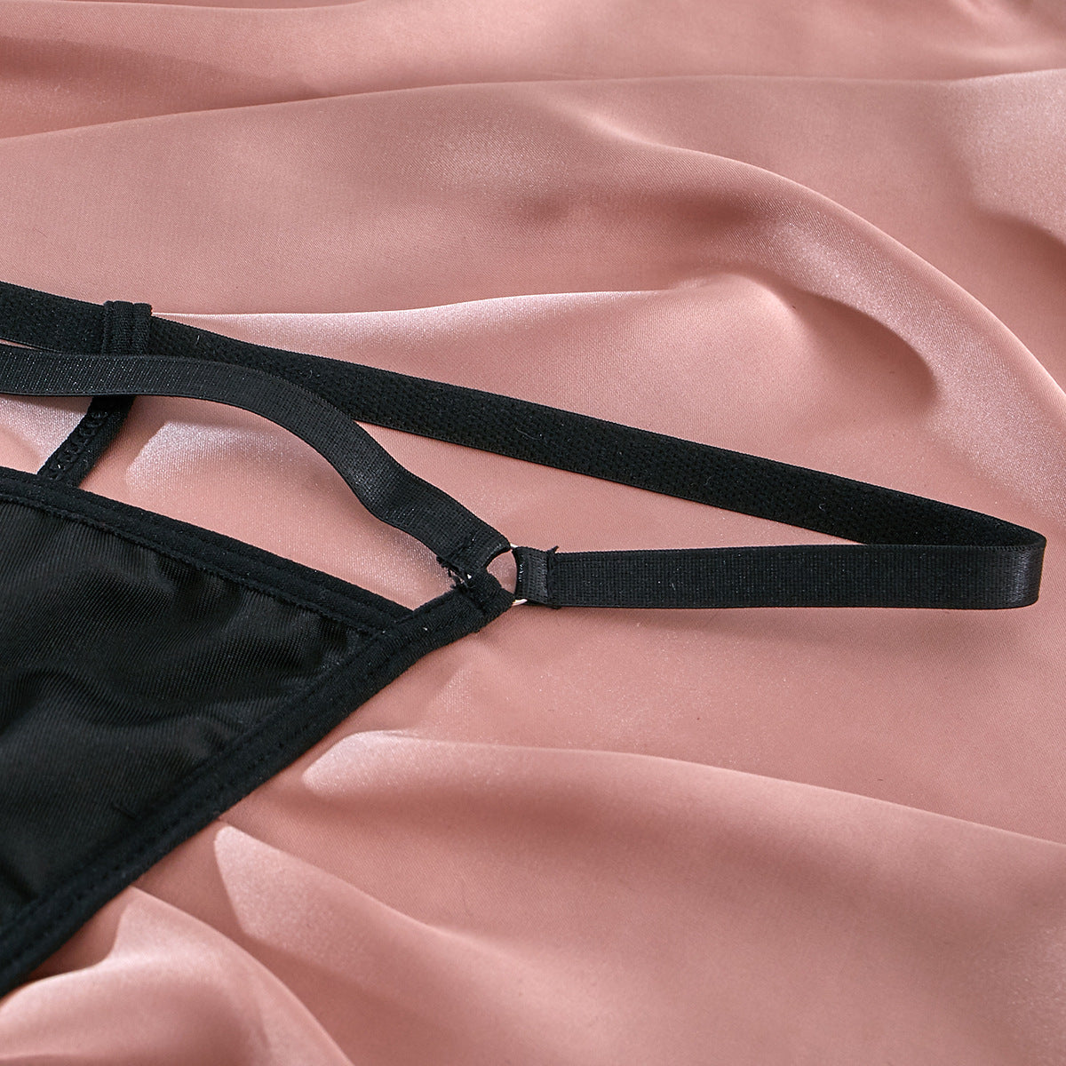 Conjunto de tres piezas de lencería con anillo de acero y tirantes huecos con faja