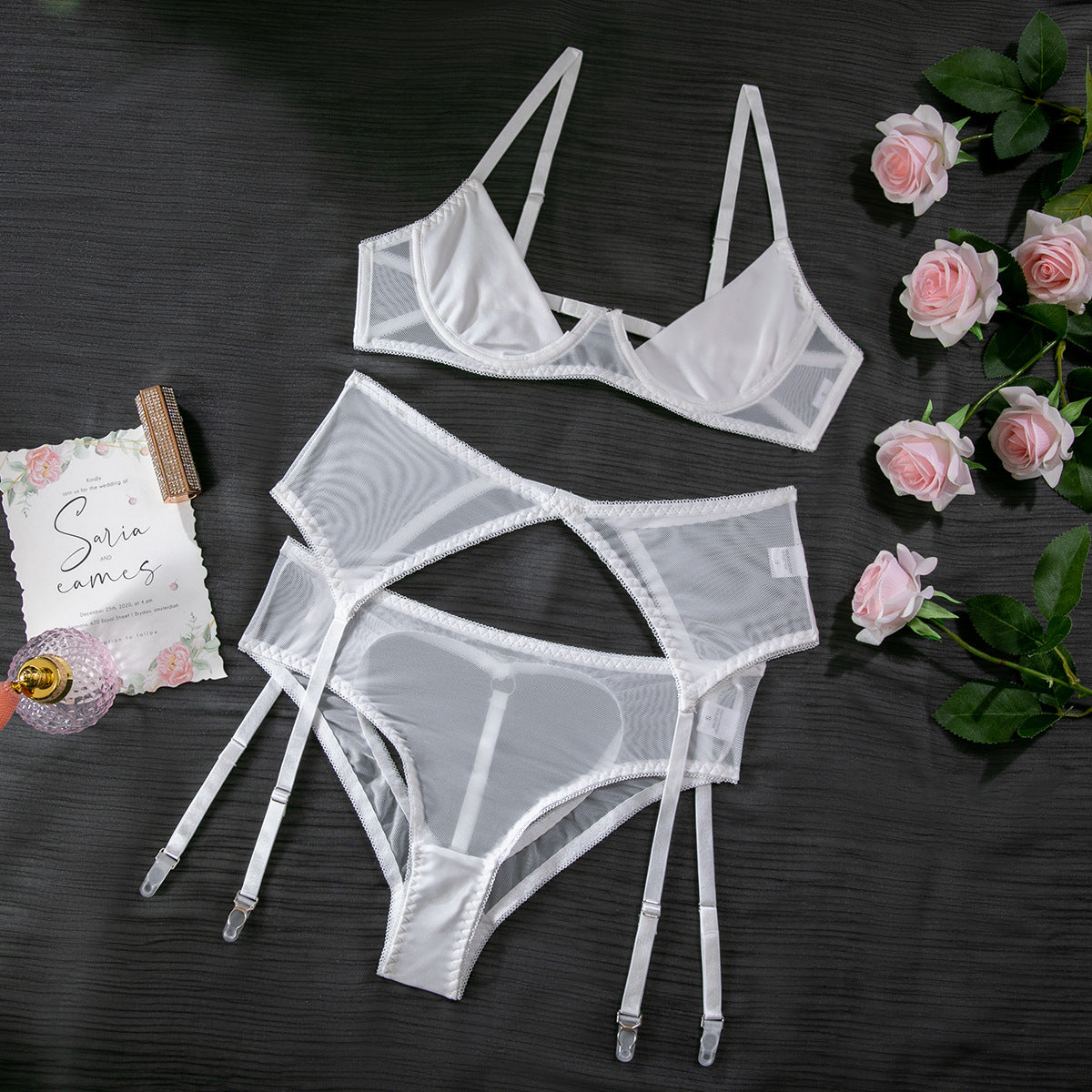 Conjunto de tres piezas de lencería sexy en la cadera, rosa, pecho expuesto, nuevo estilo hermoso ahuecado, expuesto a la cadera, caliente