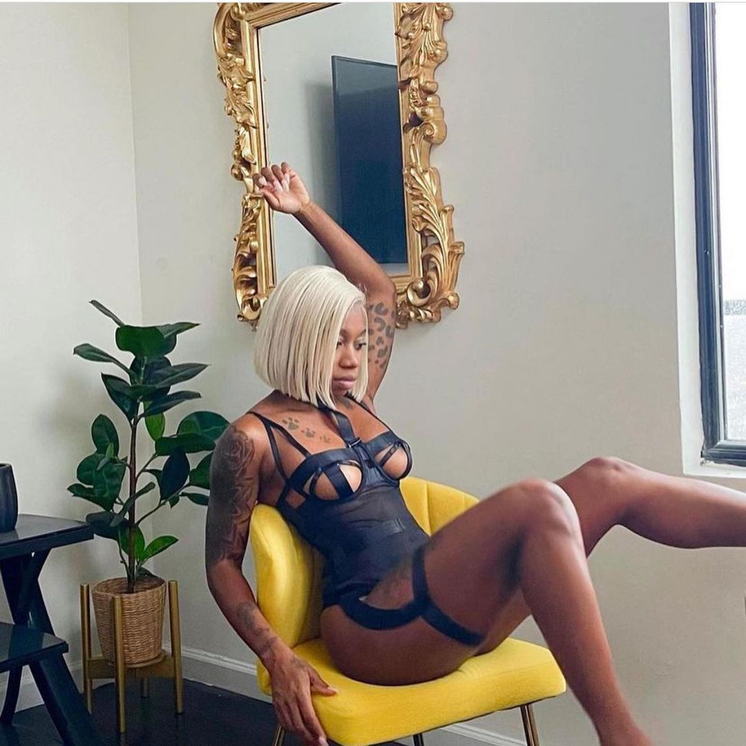 Body lingerie sexy avec col licou et jarretière