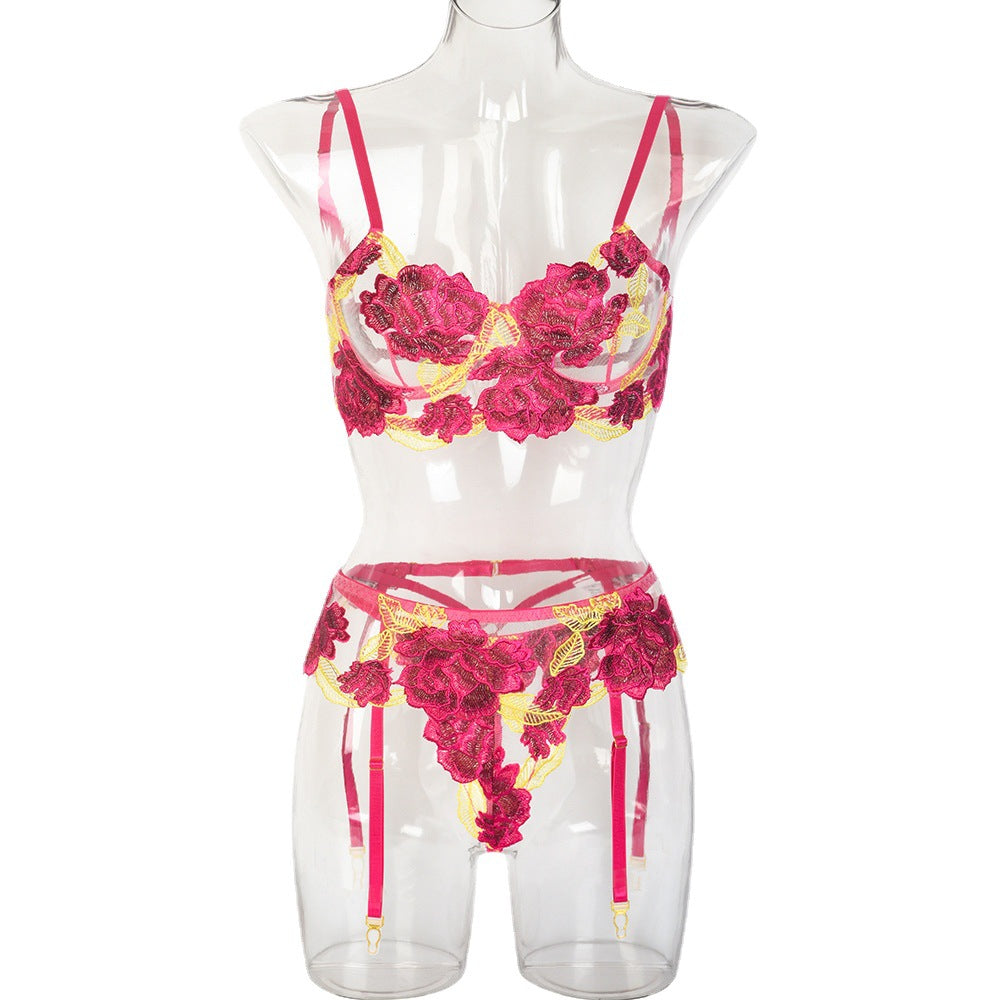 Conjunto sexy de tres piezas bordado con hojas de rosas florales grandes, costura, liga de lencería sexy de año rojo