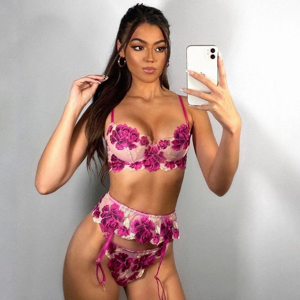Conjunto sexy de tres piezas bordado con hojas de rosas florales grandes, costura, liga de lencería sexy de año rojo