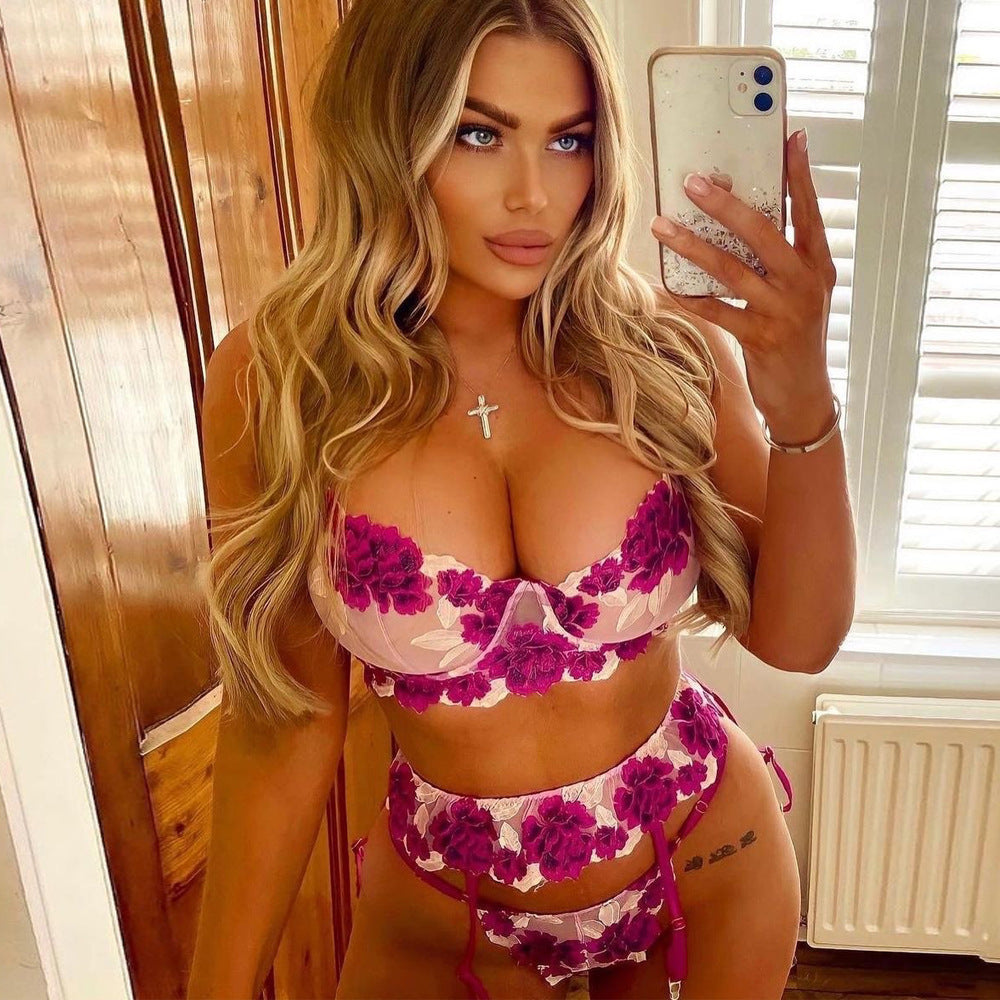 Conjunto sexy de tres piezas bordado con hojas de rosas florales grandes, costura, liga de lencería sexy de año rojo