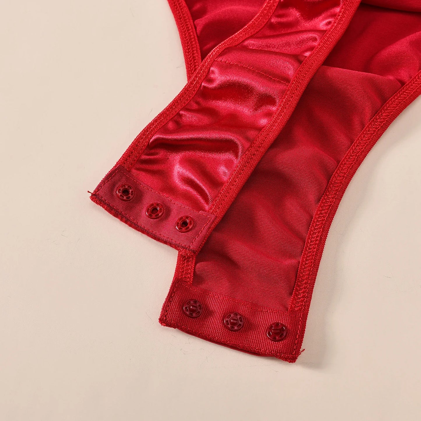 Body de satén con escote en V profundo y patchwork de encaje, cuerpo sensual, lencería romántica, medias de peluche con aspecto húmedo de fantasía roja
