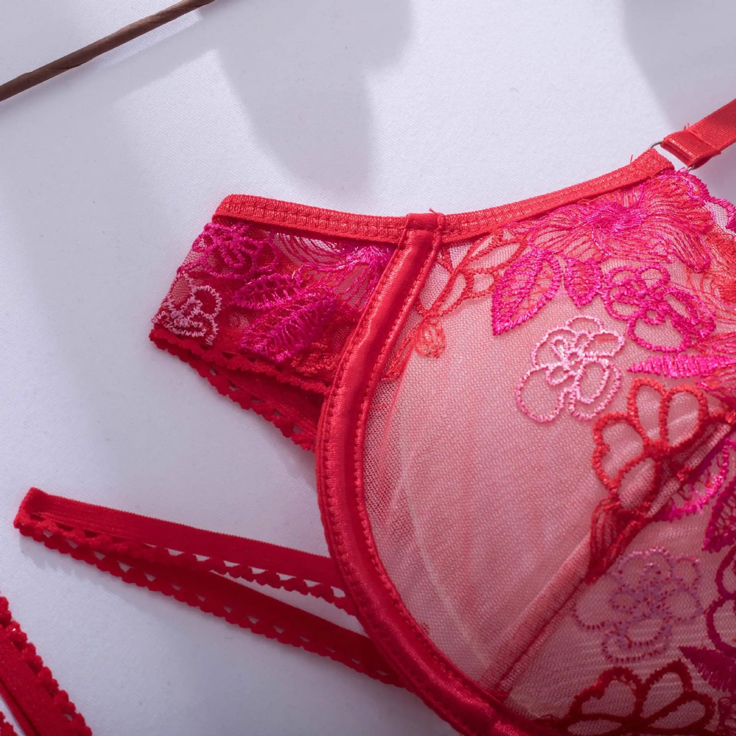 Conjunto de sujetador y bragas de lencería roja Love, ropa interior elegante de encaje de lujo de 3 piezas, tangas, ligas, conjunto íntimo