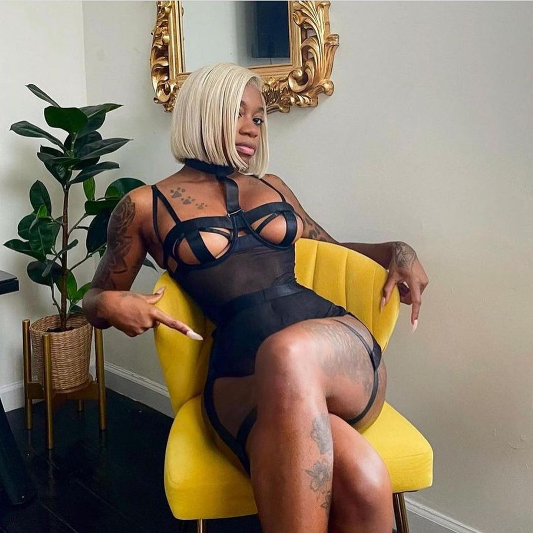 Body lingerie sexy avec col licou et jarretière