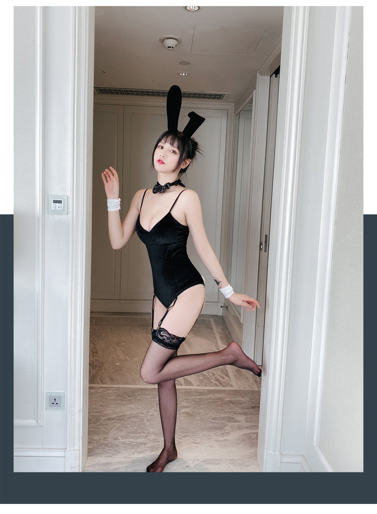 Sexy Low-cut Pajamas Lingerie Teasing Bunny Girl On Bed