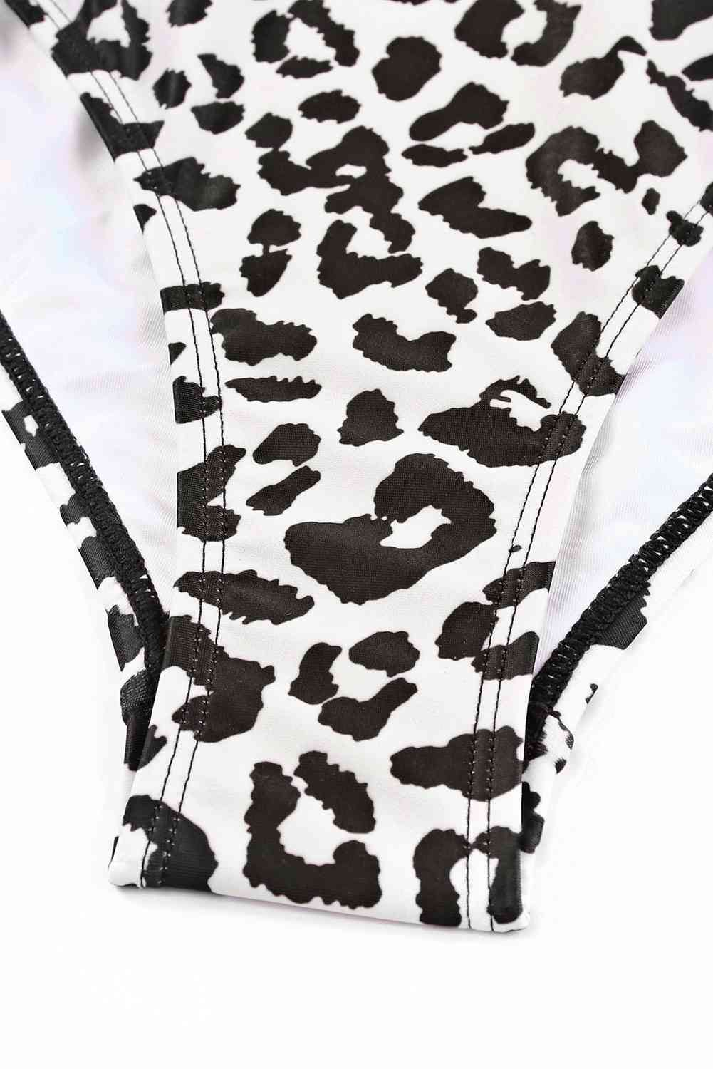 Traje de baño de una pieza con un hombro y abertura de leopardo