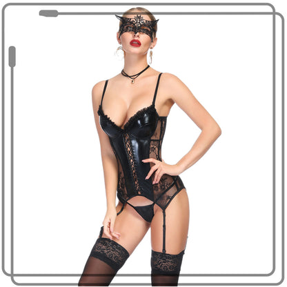 Lingerie sexy façonnant la taille près du corps