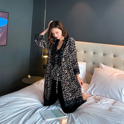 Conjunto de tres piezas con tirantes de encaje para casa con estampado de leopardo sexy