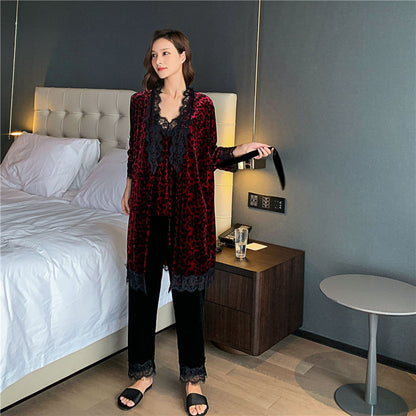 Conjunto de tres piezas con tirantes de encaje para casa con estampado de leopardo sexy