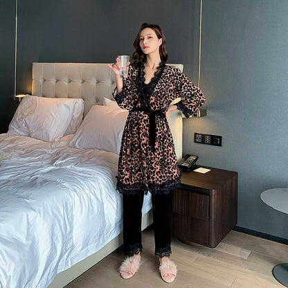 Conjunto de tres piezas con tirantes de encaje para casa con estampado de leopardo sexy