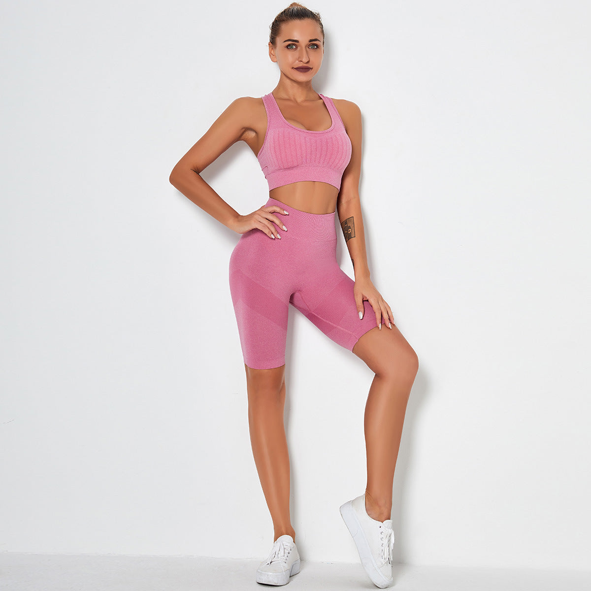 Conjunto de yoga con sujetador y pantalones cortos transpirables sexy de punto sin costuras