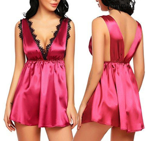 Pijamas color caramelo con explosiones de lencería sexy.