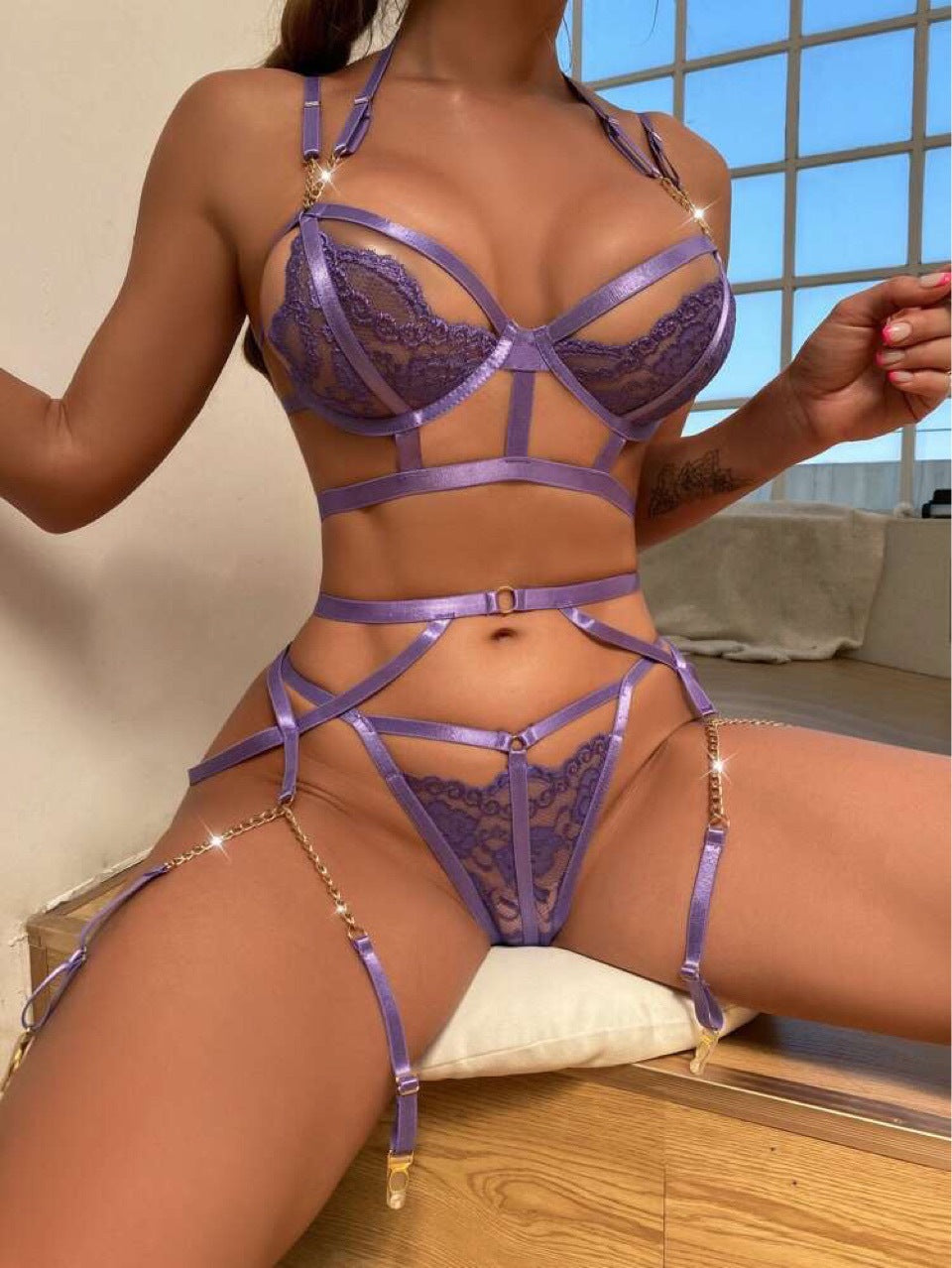 Uniforme de lingerie brodé en dentelle trois pièces pour femmes