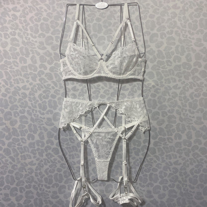 Ensemble de robe globale confortable avec soutien-gorge en dentelle blanche et ruban transparent