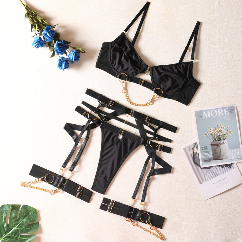 Ensemble de quatre pièces avec chaîne en métal, couleur unie, boucle avant, ensemble de lingerie sexy