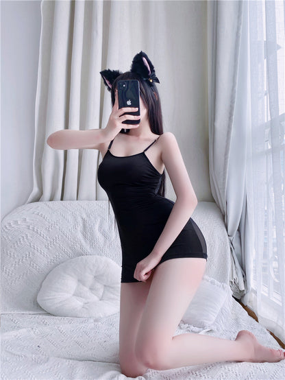 Mini-jupe en maille transparente révélant la lingerie