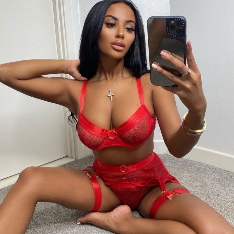 Lingerie sexy quatre pièces en maille avec coutures métalliques
