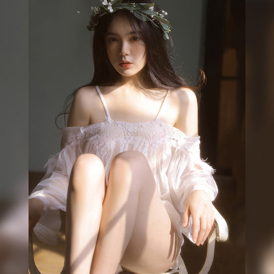 Lingerie de nuit en maille avec coutures en dentelle et cils blancs