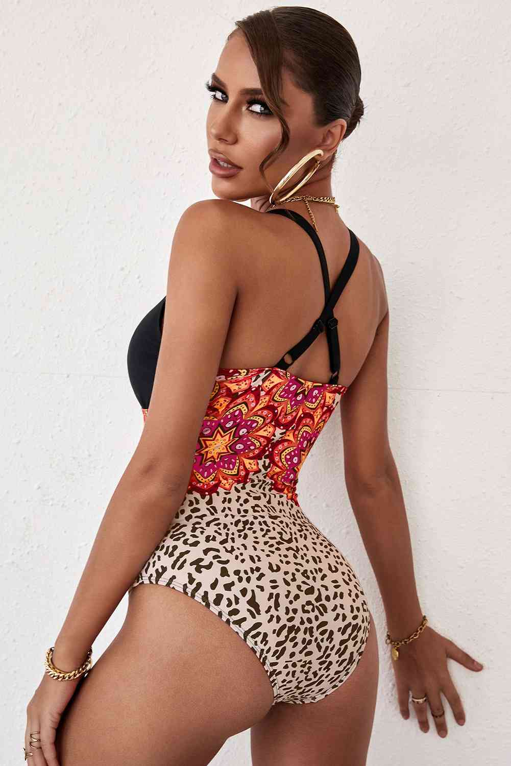 Traje de baño de una pieza con escote en V profundo y entrecruzado estampado